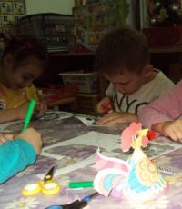 Петушок из цветной бумаги (конус) поделка к Пасхе или Новому году петуха для детей своими руками